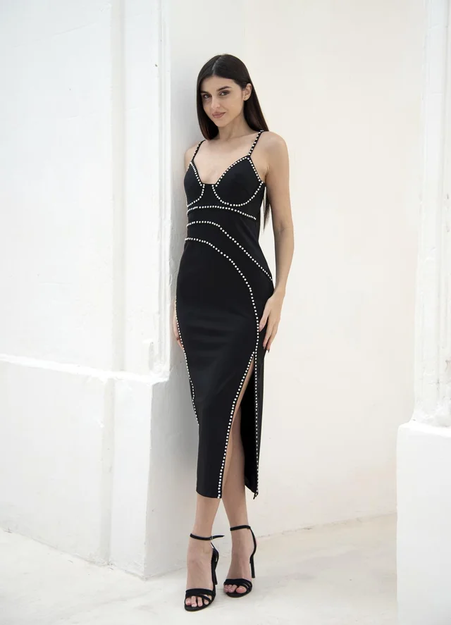 Vestido con apliques y tajo lateral 