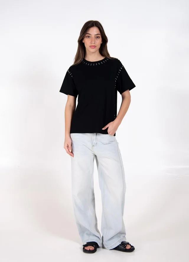 Remera con tachas 