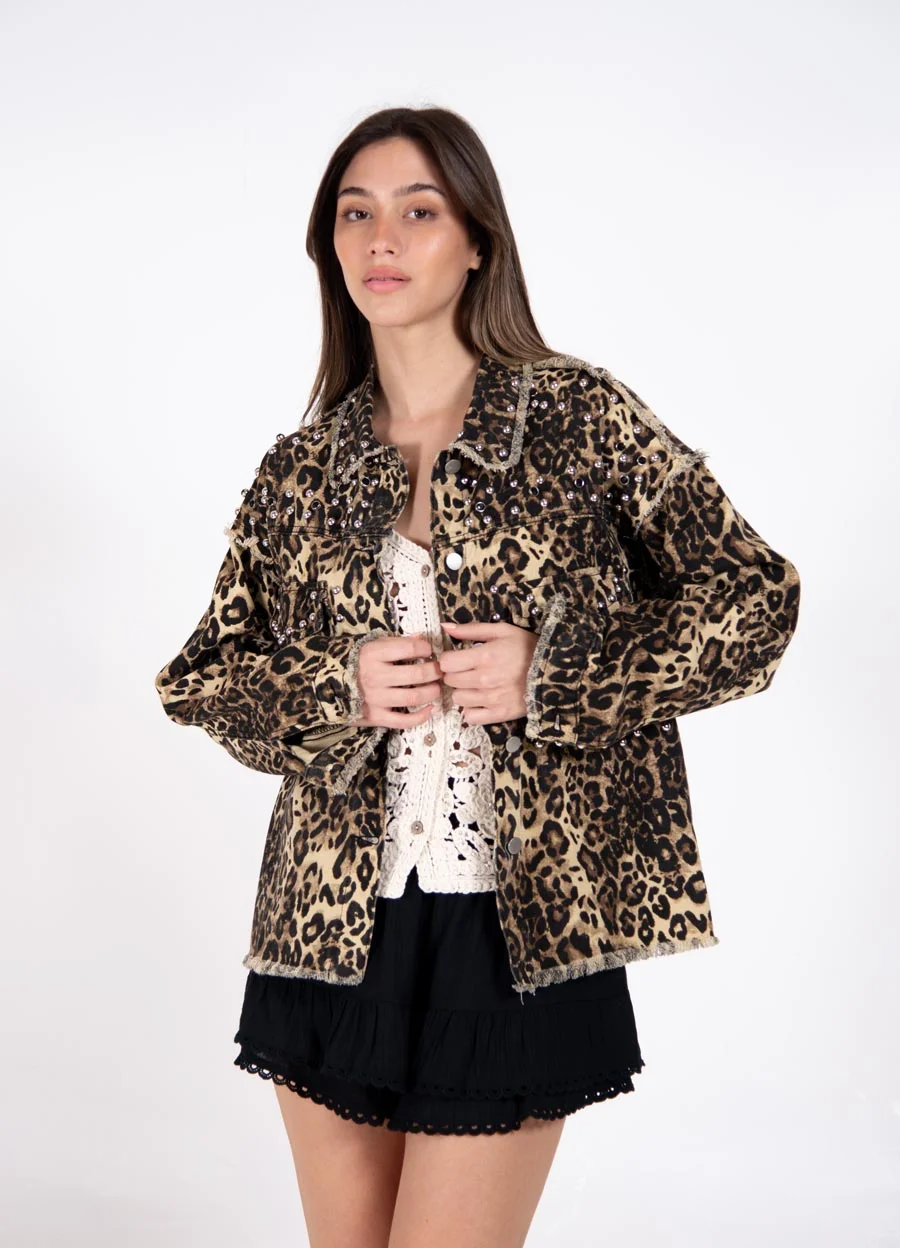 Chaqueta denim con tachas y piedras 
