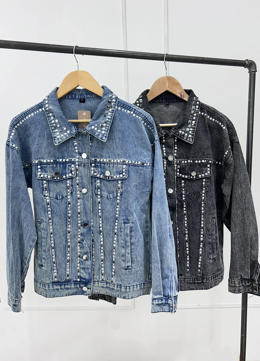 Campera denim full tachas 