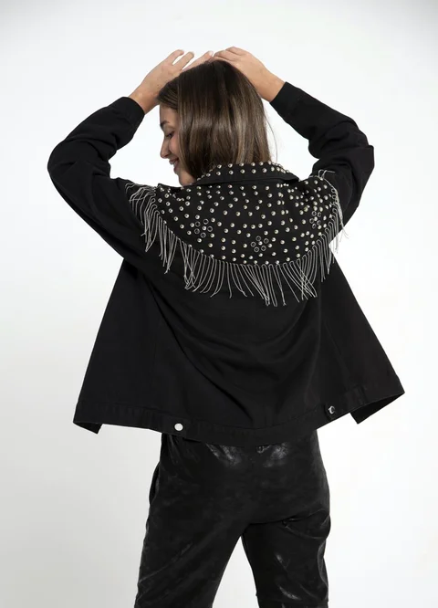 Campera con tachas y tira colgante negro