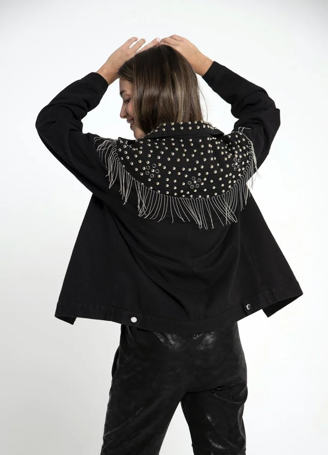 Campera con tachas y tira colgante negro