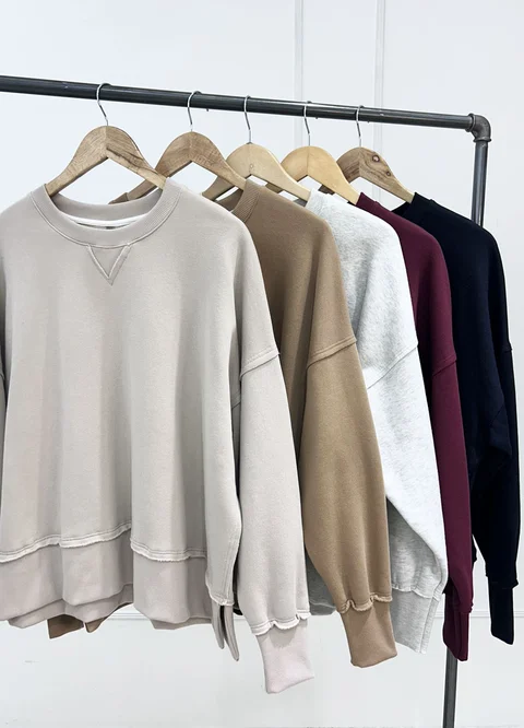 Maxi buzo con frisa con recortes y tajo 