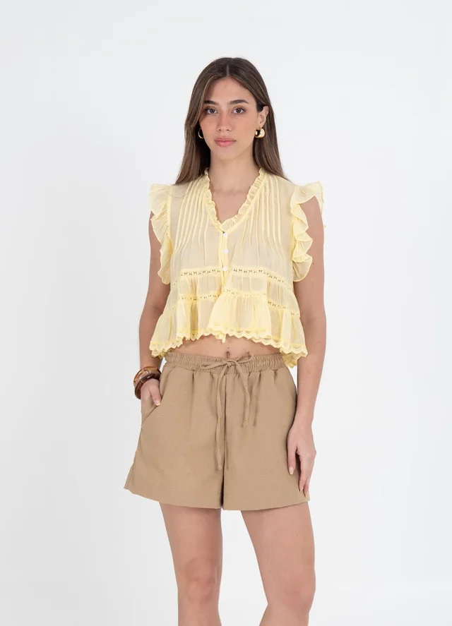 Blusa con recortes y volados 