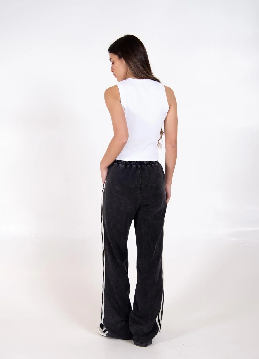 Pantalon prelavado con tira lateral 