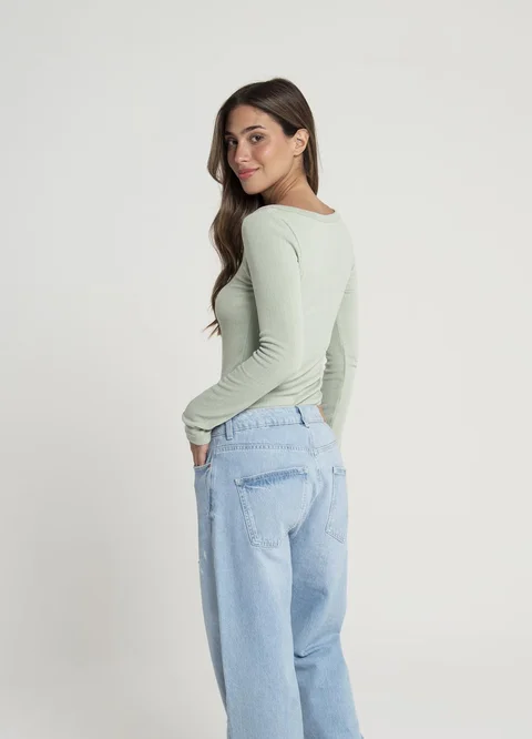 Remera m/l desagujada escote U