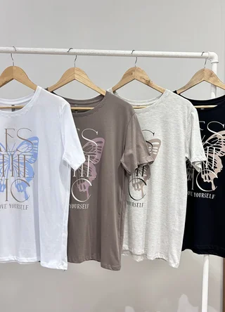 Remera AESTHETIC - Vista 3