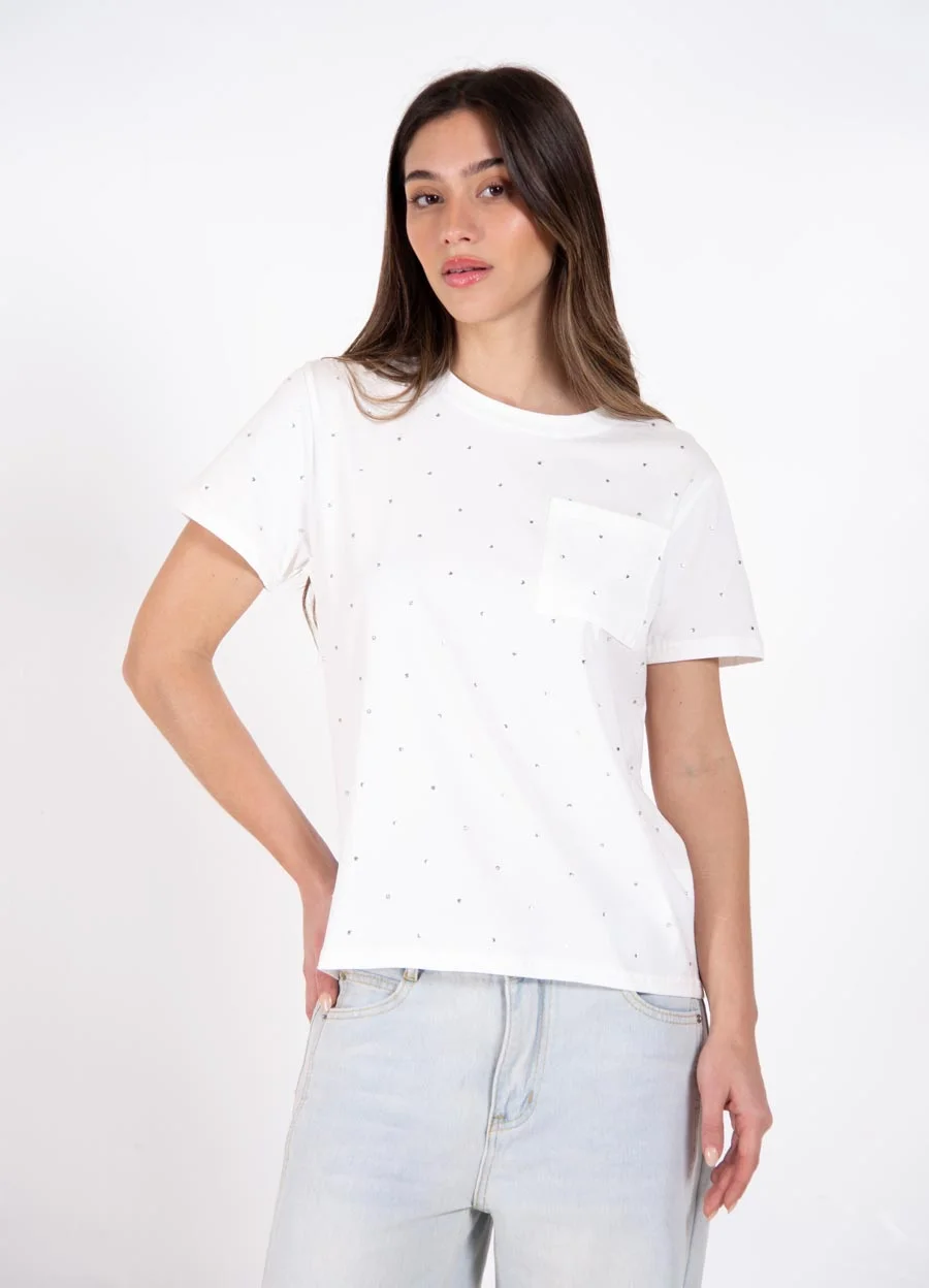 Remera con bolsillo y strass 