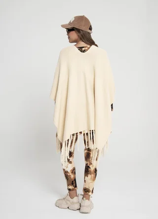 Ruana tejida con flecos  - Vista 5