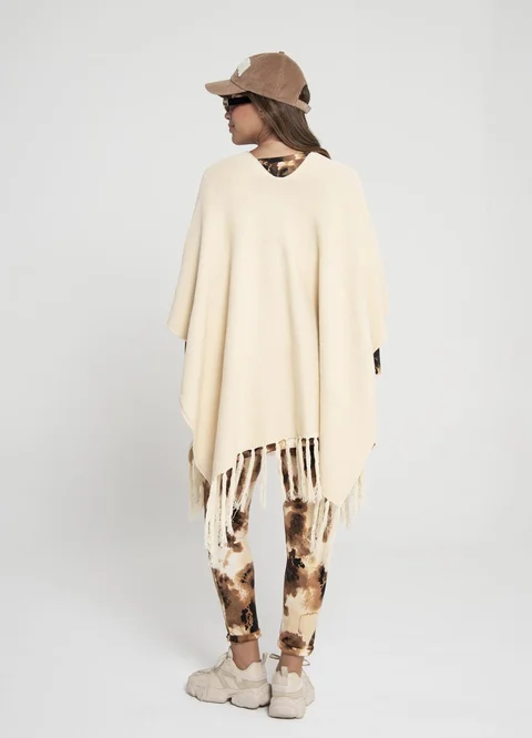 Ruana tejida con flecos 