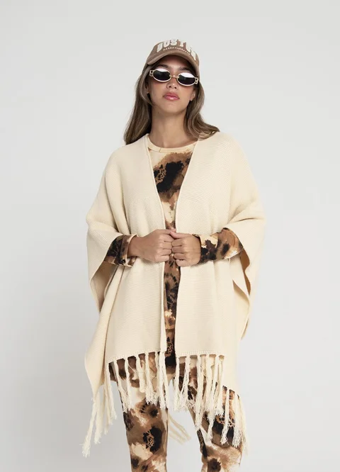 Ruana tejida con flecos 