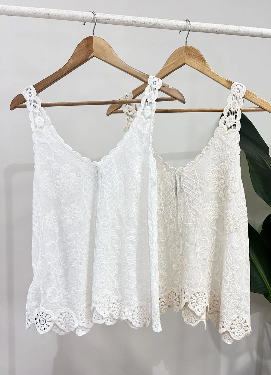 Musculosa bordada crochet en hombro 