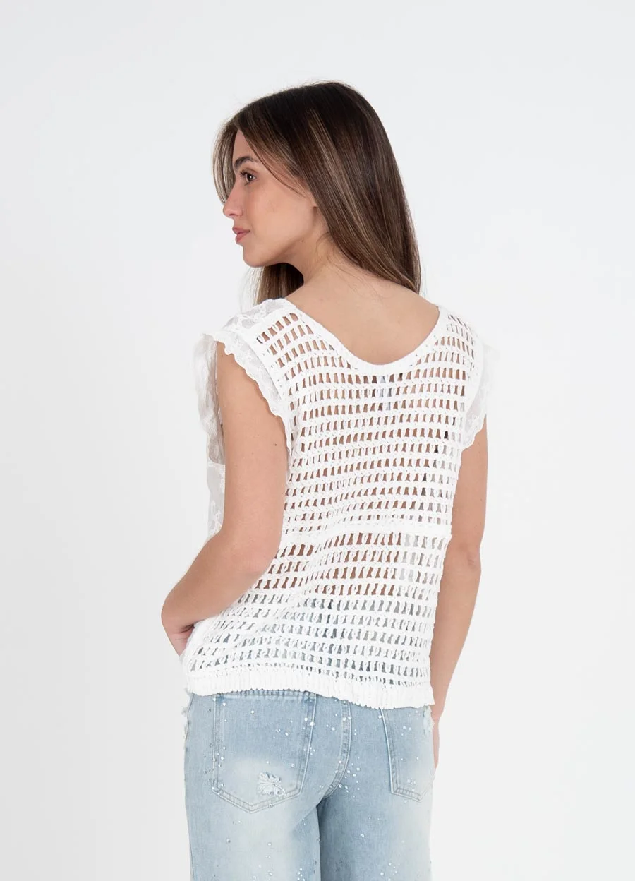 Blusa bordada flores con puntilla en hombro 