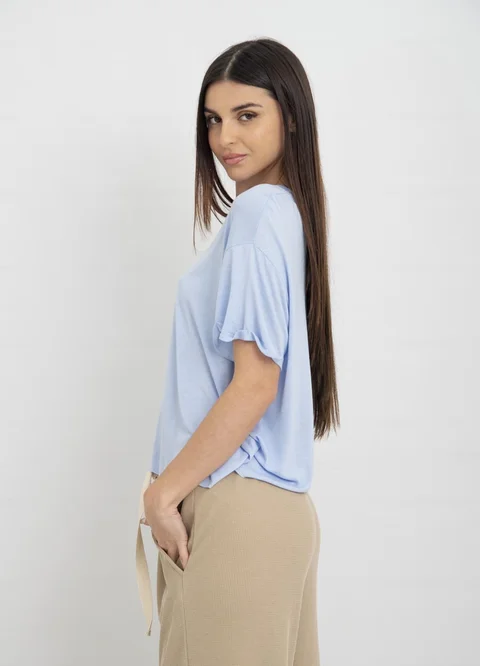 Remera viscosa con dobladillo en manga 