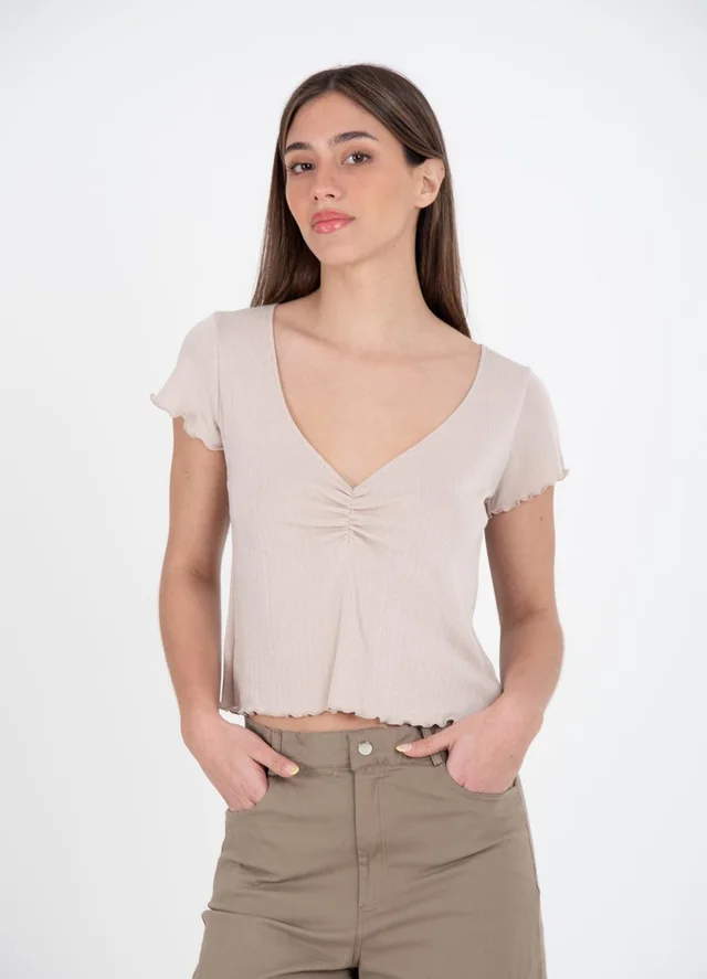 Remera desagujada con frunce 