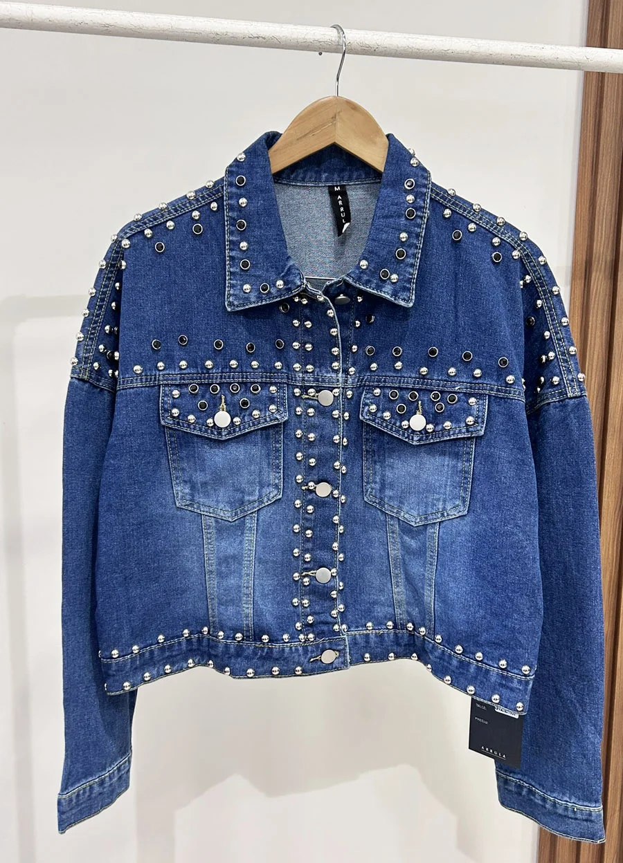 Campera denim full tachas 