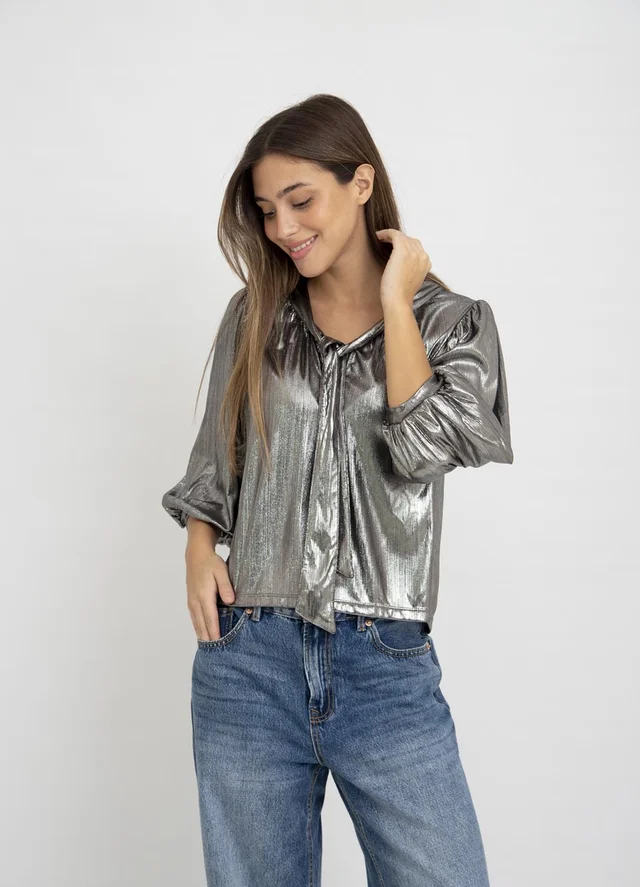 Blusa metalizada con lazo