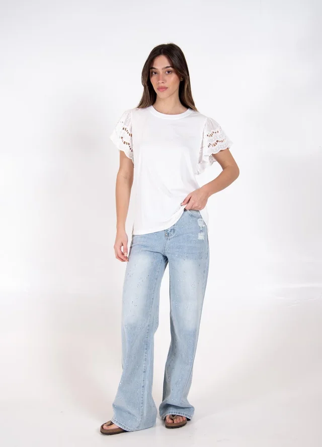 Remera con broderie en manga 