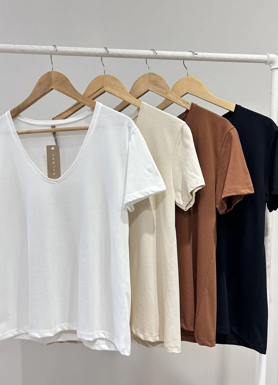 Remera escote V lisa 