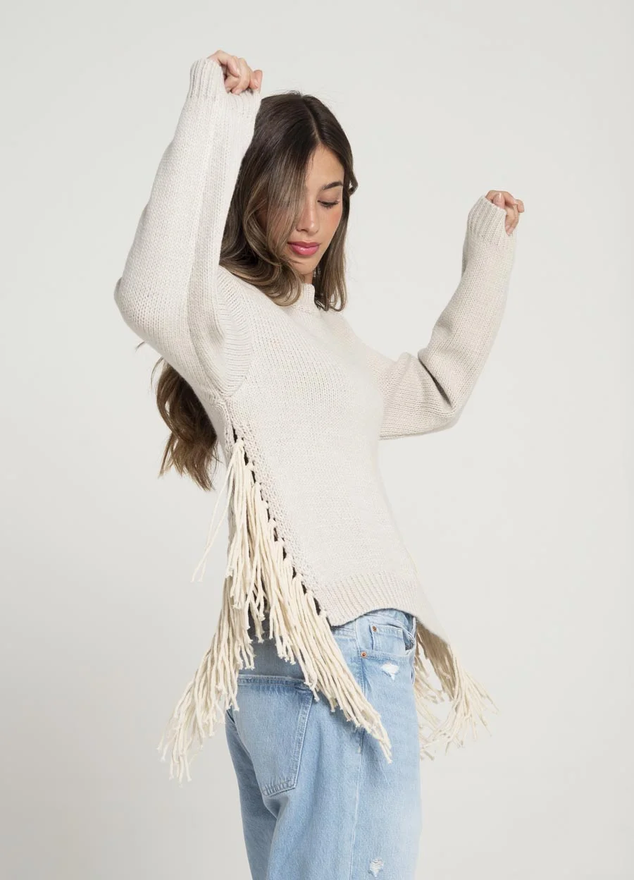 Sweater con flecos laterales 