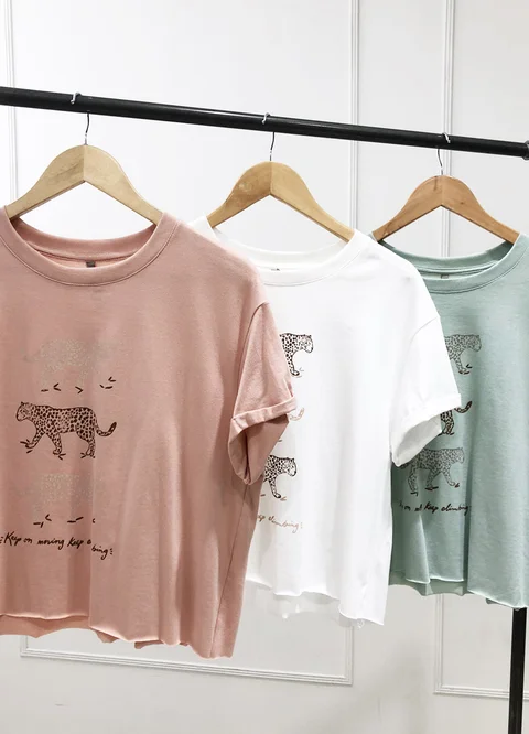 Remera KEEP ON MOVING LEOPARDOS 