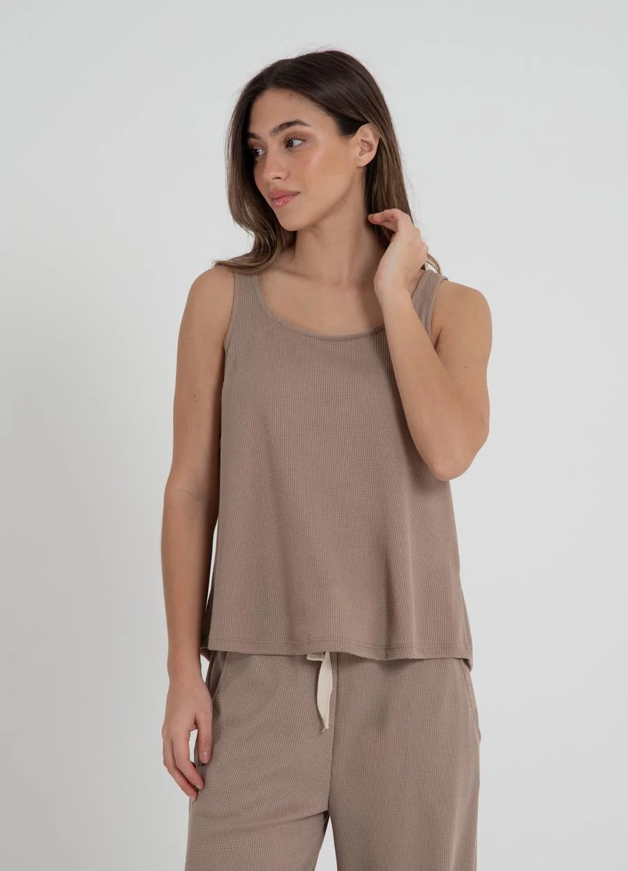 Musculosa waffle con recorte en espalda 