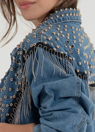 Campera denim azul con tachas y cadenas  - Vista 4