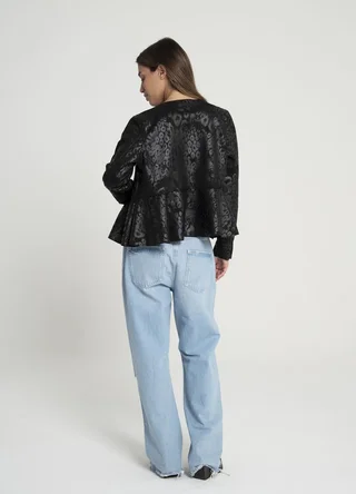 Chaqueta eco cuero print con volado  - Vista 4