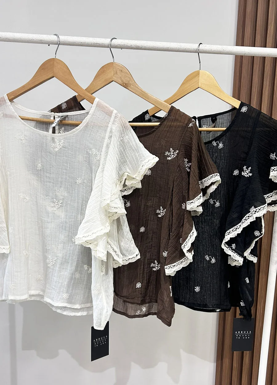 Blusa sedita bordada con volado en hombro