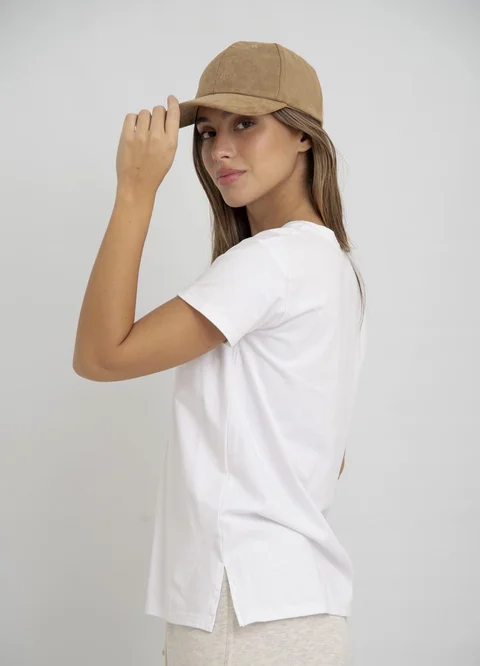Remera basica escote redondo con tajito 