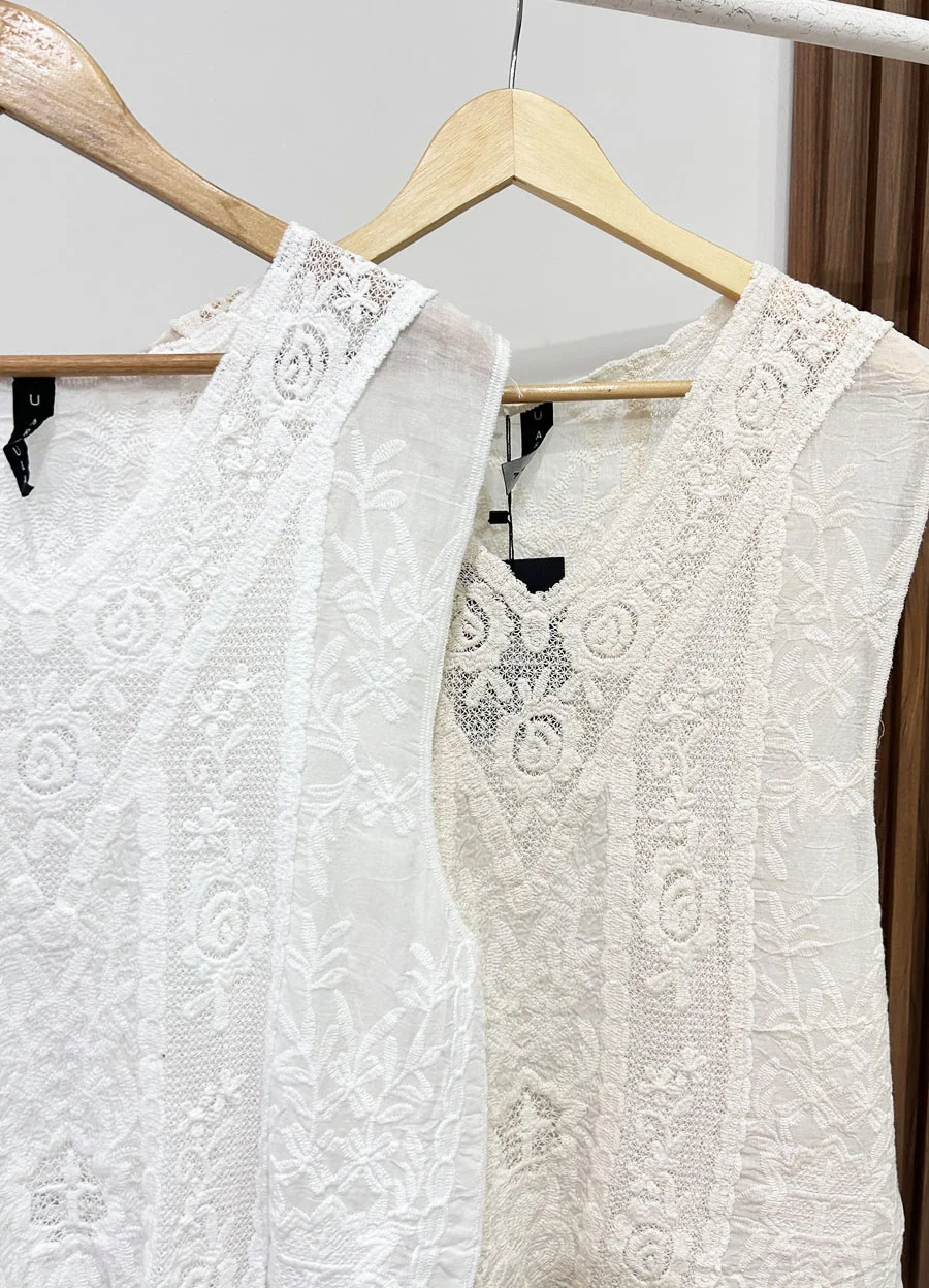 Musculosa escote V full bordada al tono 