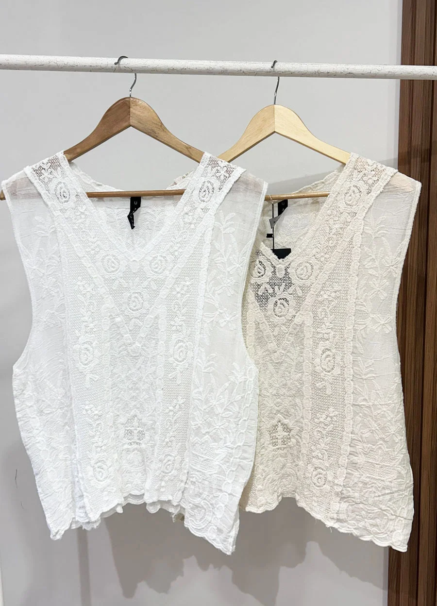 Musculosa escote V full bordada al tono 