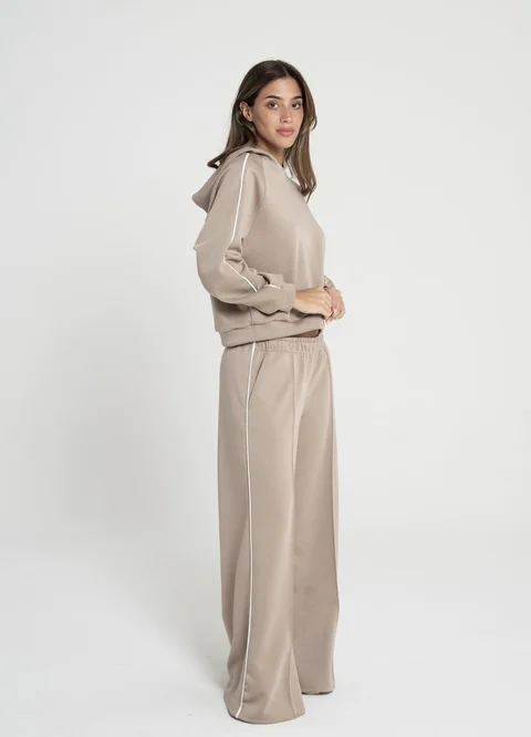 Buzo deportivo con vivo en manga 