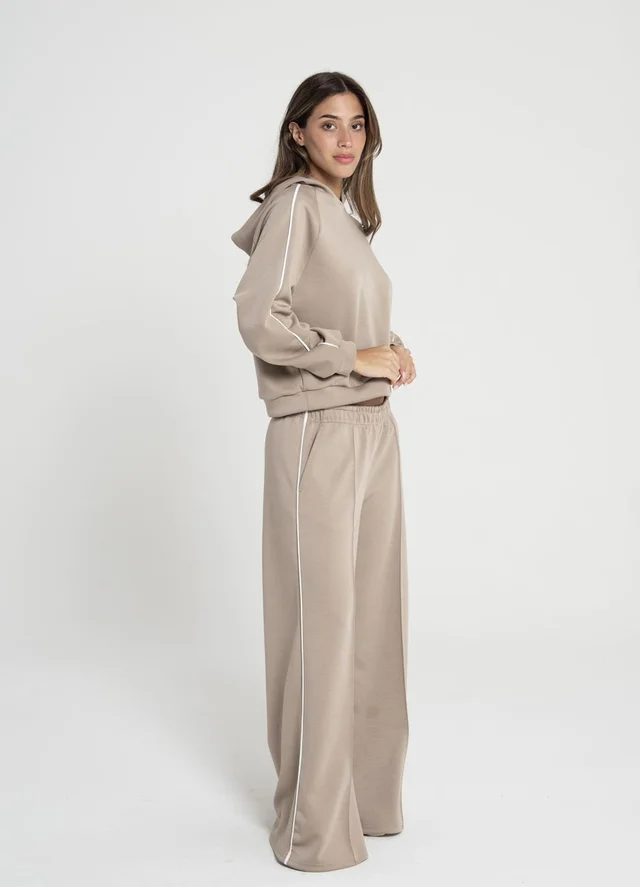 Buzo deportivo con vivo en manga 