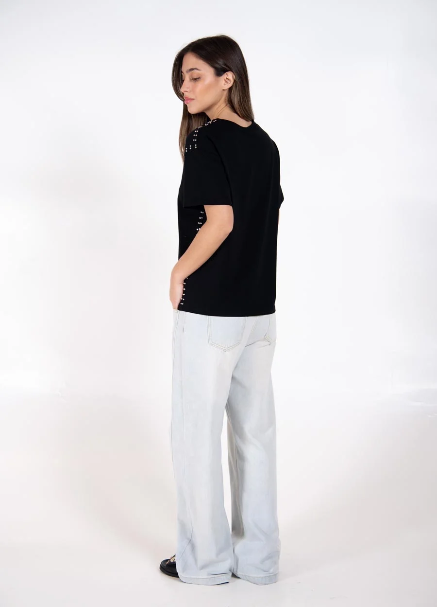 Remera con tachas 