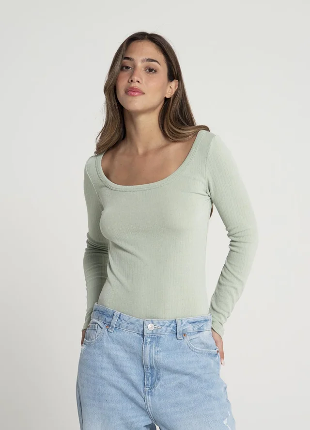 Remera m/l desagujada escote U