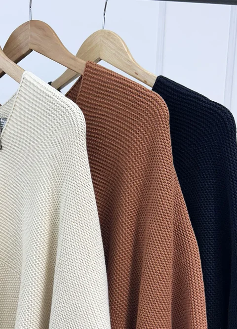 Ruana tejida con flecos 