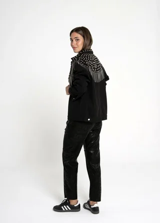 Campera con tachas y tira colgante negro - Vista 4