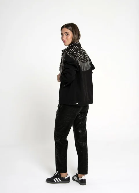 Campera con tachas y tira colgante negro