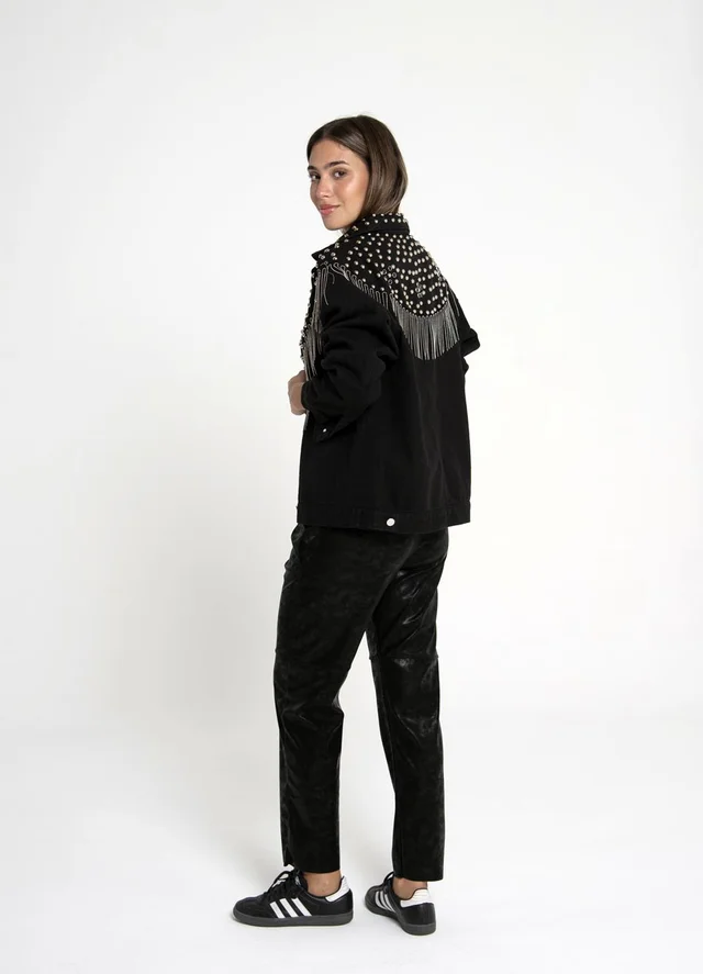 Campera con tachas y tira colgante negro