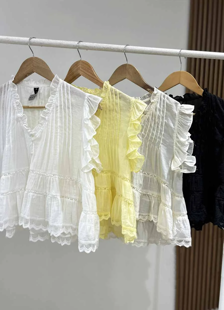 Blusa con recortes y volados 
