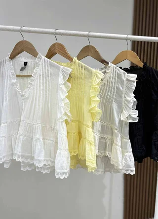 Blusa con recortes y volados  - Vista 5