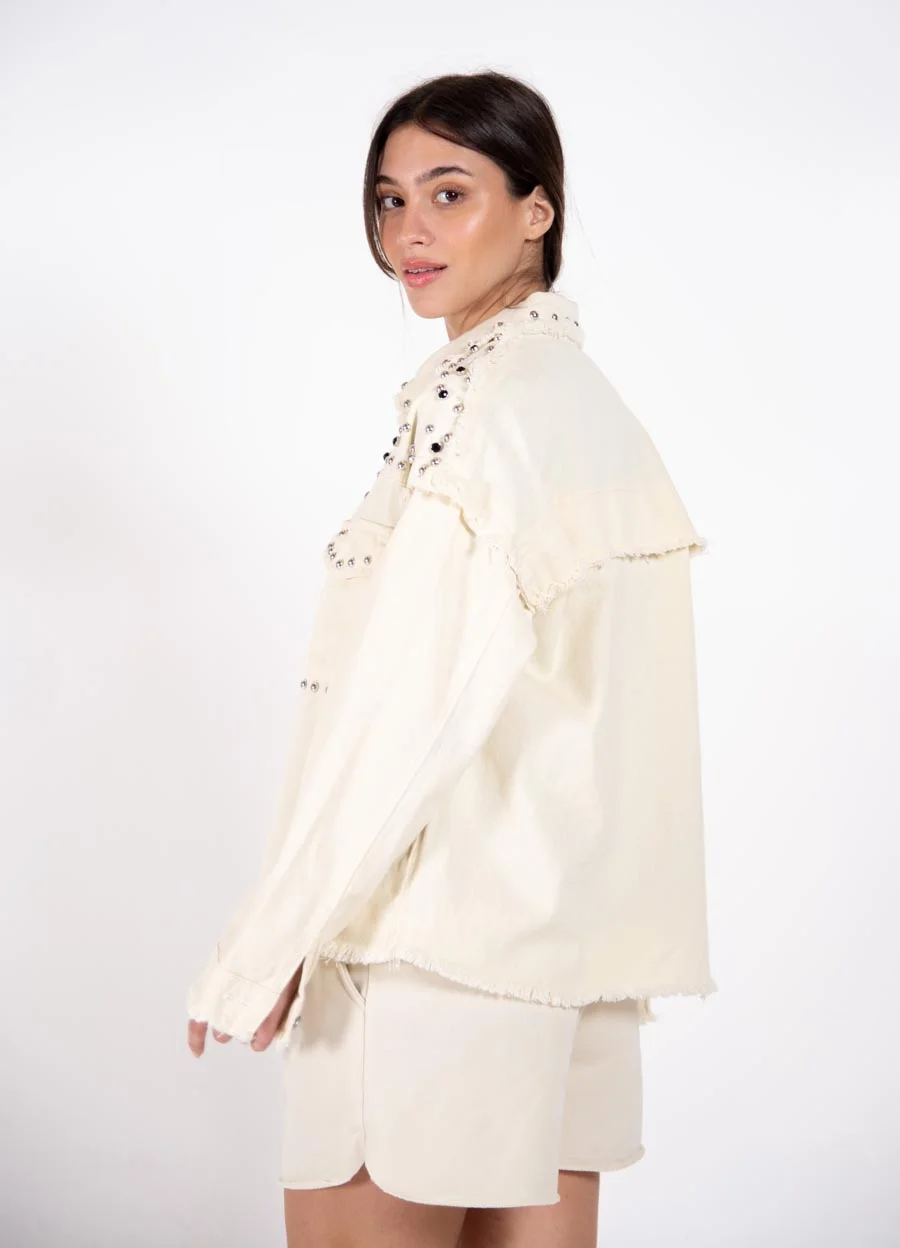 Chaqueta denim con tachas y piedras 