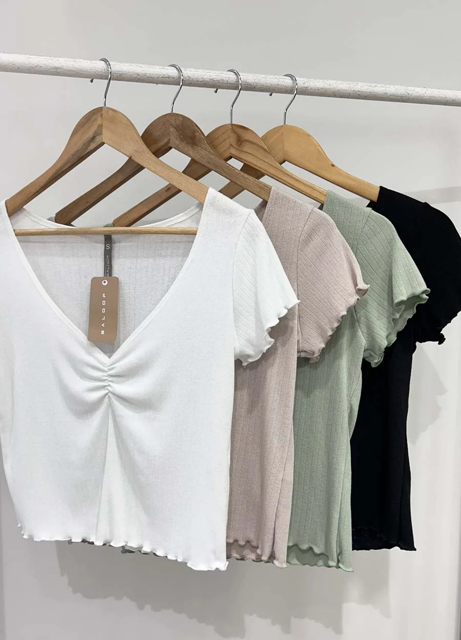Remera desagujada con frunce 