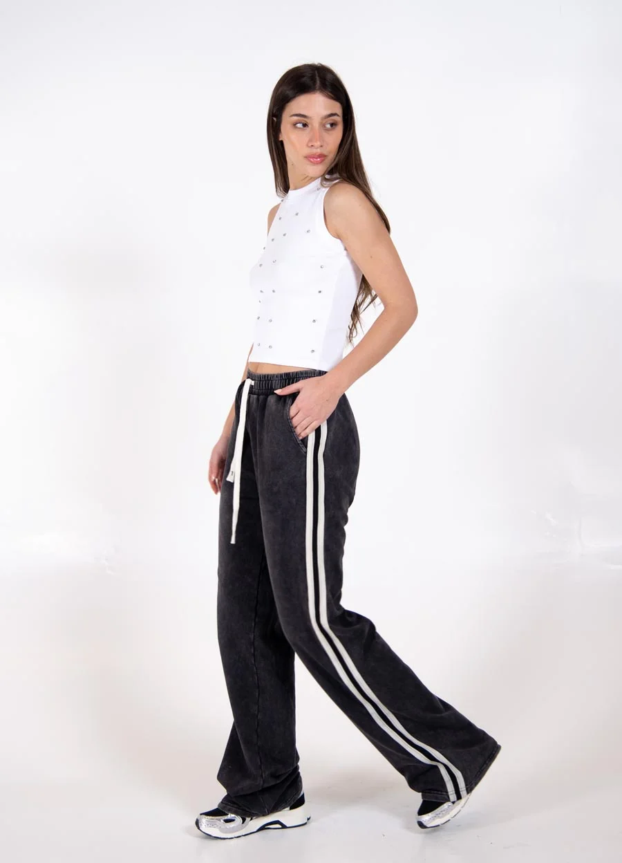 Pantalon prelavado con tira lateral 