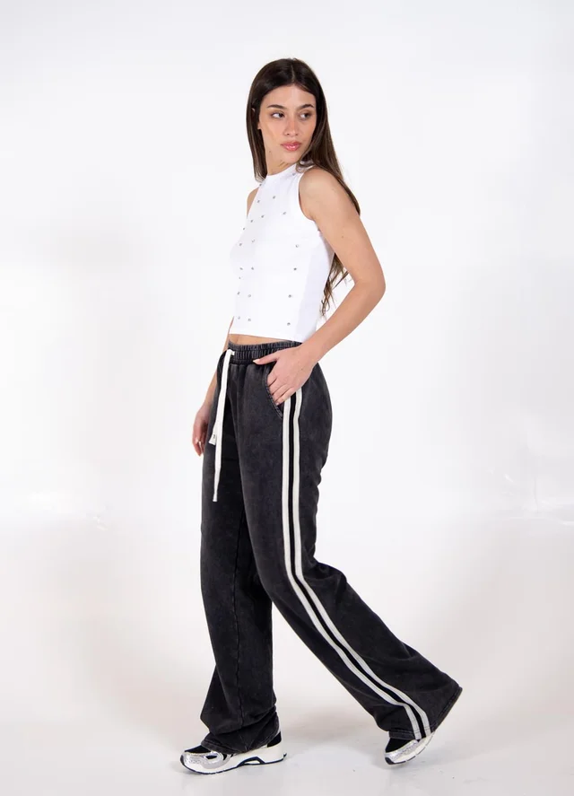 Pantalon prelavado con tira lateral 