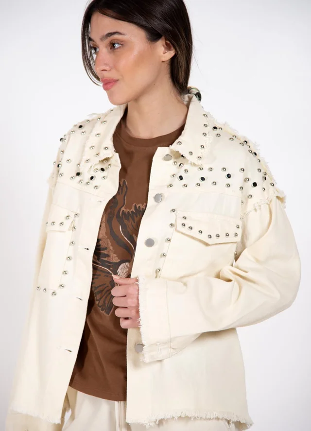 Chaqueta denim con tachas y piedras 