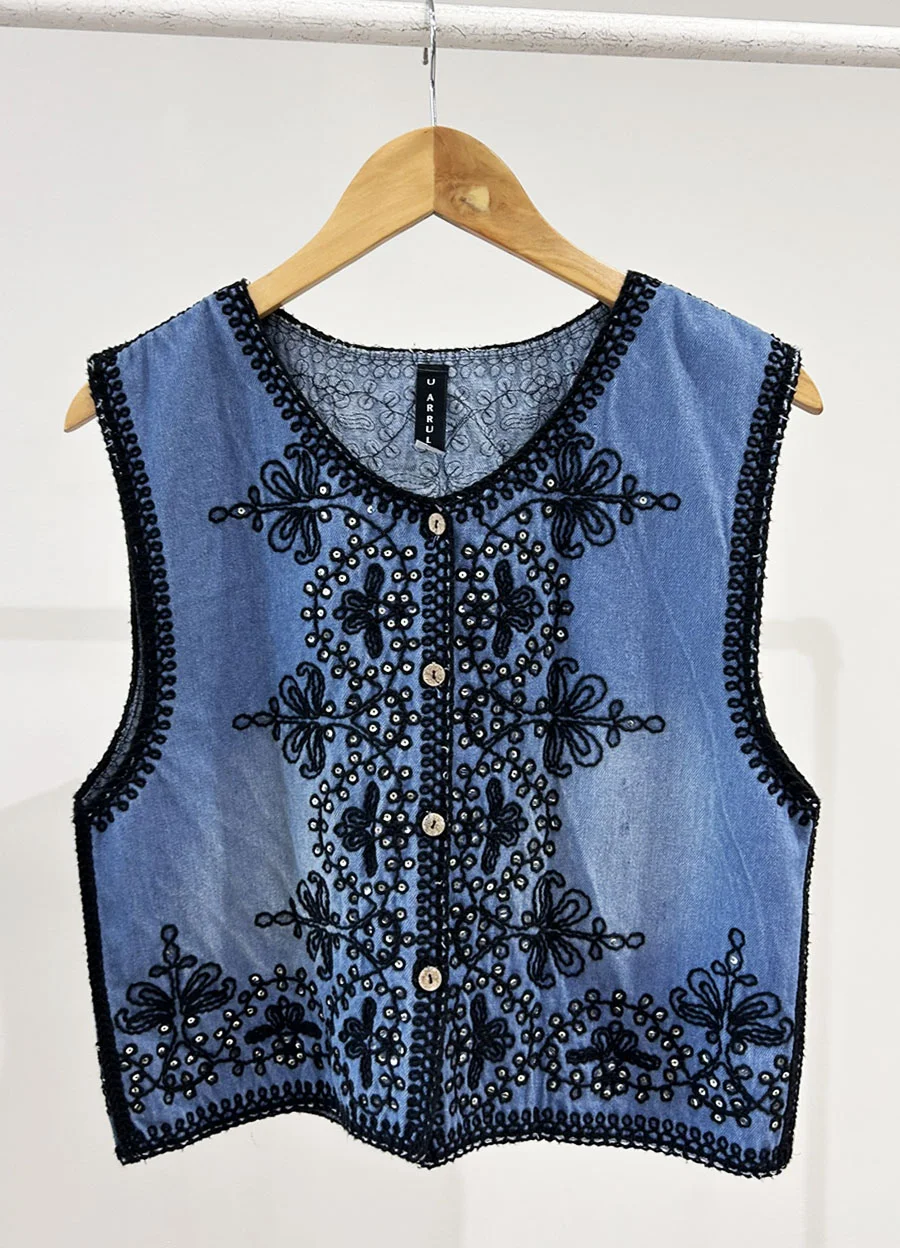 Chaleco bordado en azul con lentejuelas 