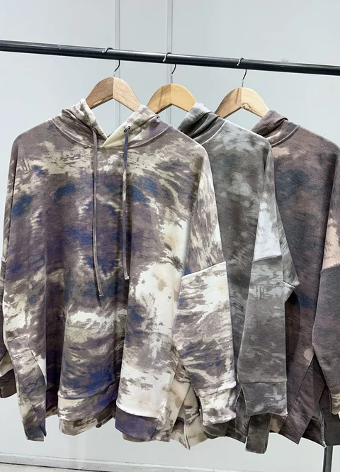 Buzo batik/print con capucha 