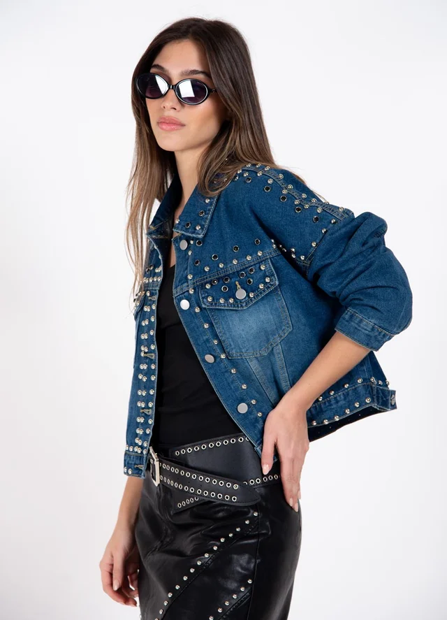 Campera denim full tachas 